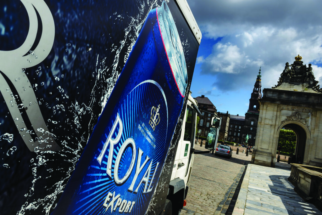 Ølvogn med reklame for Royal Export ved Christiansborg med Folketinget. Royal Unibrew A/S er Danmarks næststørste bryggerivirksomhed.